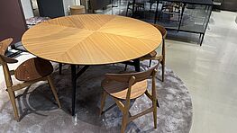 The round Rimadesio Francis wooden table is now available at low prices in the Design Sale at Grünbeck Einrichtungen.