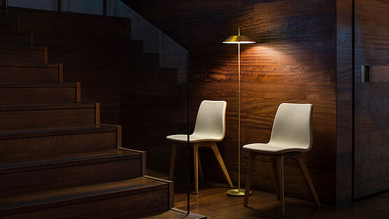 vibia-mayfair-stehleuchte-gold-weiss-schwarz-kupfer-modern-elegant-zart-minimalistisch-interior-design-grünbeck-gruenbeck-einrichtungen-wien-schauraum-haendler-designhouse-interior-design-vienna-innenarchitekturbuero-einrichtungshaus-moebelhaus-designmoebel-markenmoebel