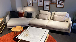 Das Sofa Jola von Rolf Benz ist jetzt bei Gruenbeck Einrichtungen im Abverkauf zu einem guenstigen Preis erhaeltlich.