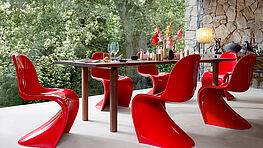 vitra-verner-panton-chair-esszimmer-stuhl-outdoor-rot-glaenzend-plastik-kunststoff-bunt-modern-klassiker-grünbeck-gruenbeck-einrichtungen-wien-schauraum-haendler-designhouse-interior-design-vienna-innenarchitekturbuero-einrichtungshaus-moebelhaus-designmoebel-markenmoebel