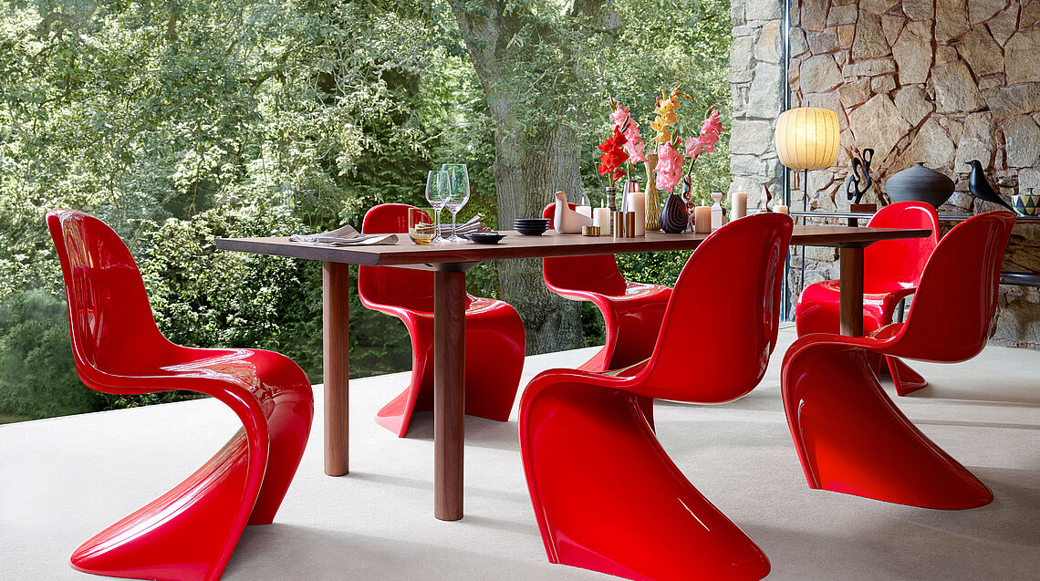 vitra-verner-panton-chair-esszimmer-stuhl-outdoor-rot-glaenzend-plastik-kunststoff-bunt-modern-klassiker-grünbeck-gruenbeck-einrichtungen-wien-schauraum-haendler-designhouse-interior-design-vienna-innenarchitekturbuero-einrichtungshaus-moebelhaus-designmoebel-markenmoebel