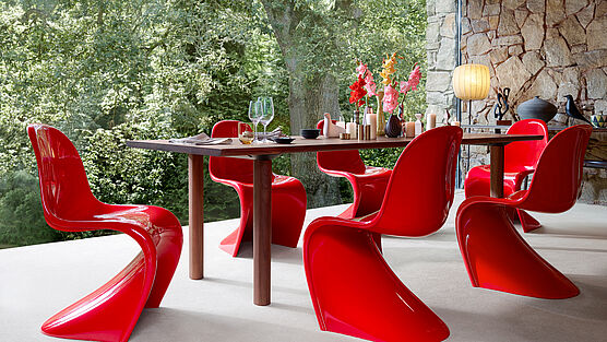 vitra-verner-panton-chair-esszimmer-stuhl-outdoor-rot-glaenzend-plastik-kunststoff-bunt-modern-klassiker-grünbeck-gruenbeck-einrichtungen-wien-schauraum-haendler-designhouse-interior-design-vienna-innenarchitekturbuero-einrichtungshaus-moebelhaus-designmoebel-markenmoebel