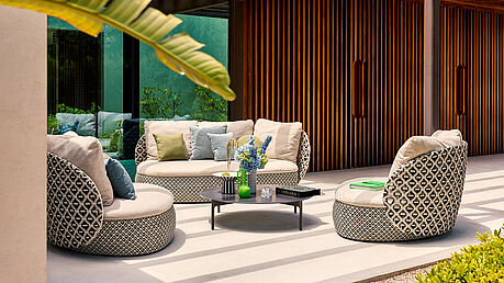 With MDEAR by Sebastian Herkner, Dedon presents a new type of modular lounge furniture. Five modules that can be used on their own or combined to form a comfortable seating landscape are available from Grünbeck Einrichtungen Vienna.