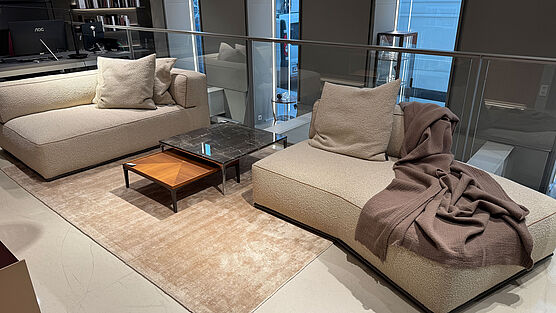The Flexform Perry sofa set in beige is now available at a reduced price in the design sale at Grünbeck Einrichtungen.