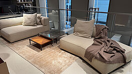 The Flexform Perry sofa set in beige is now available at a reduced price in the design sale at Grünbeck Einrichtungen.