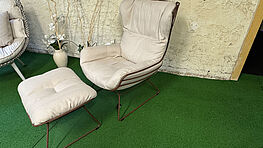 Der Freifrau Leyasol Wingback Chair mit Ottoman mit abnehmbaren Auflagen und bequemen Sitzkomfort ist jetzt bei Grünbeck EInrichtungen im Design Sale zu eine reduzierten Preis erhältlich.