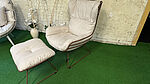 Der Freifrau Leyasol Wingback Chair mit Ottoman mit abnehmbaren Auflagen und bequemen Sitzkomfort ist jetzt bei Grünbeck EInrichtungen im Design Sale zu eine reduzierten Preis erhältlich.