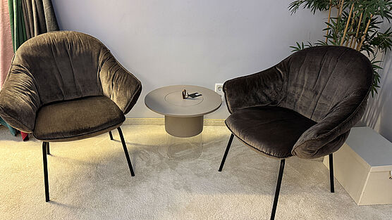 2 Stück Freifrau Marie Armchairs - bequeme Sessel mit lockerer Polsterung und ansprechender Optik in der Variante Low Dining- sind jetzt bei Grünbeck Einrichtungen im Design Sale zu einem reduzierten Preis erhältlich.