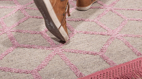 living-carpets-teppich-urban-kollektion-geometrical-pink-grau-beige-nach-mass-seide-wolle-natur-materialien-getuftet-handgeknuepft-unikat-individuell-gestaltbat-haendler-wien-1050-modern-design-grünbeck-gruenbeck-einrichtungen-wien-designhouse-interior-design-vienna-innenarchitekturbuero-wien-einrichtungshaus-moebelhaus-designmoebel-markenmoebel-kaufen-geometrische