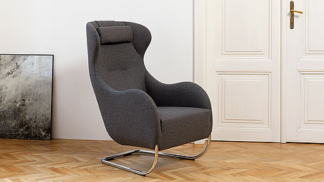 Wittmann Hochlehner Jolly in Stoff wittmann-hochlehner-ohrensessel-relaxsessel-lesesessel-jolly-klassiker-freischwingend-zierlich-stoff-loden-grau-grünbeck-gruenbeck-einrichtungen-wien-designhouse-interior-design-vienna-innenarchitekturbuero-einrichtungshaus-moebelhaus-designmoebel-markenmoebel